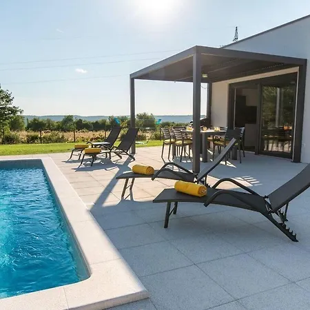 Lotta Comfortable Villa Ubasico