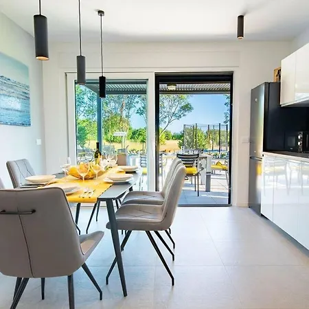 Lotta Comfortable Villa *