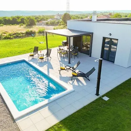Lotta Comfortable Villa *