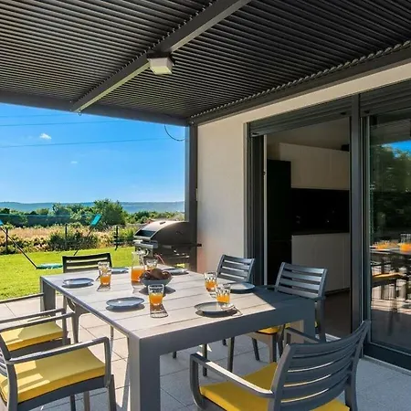 Lotta Comfortable Villa